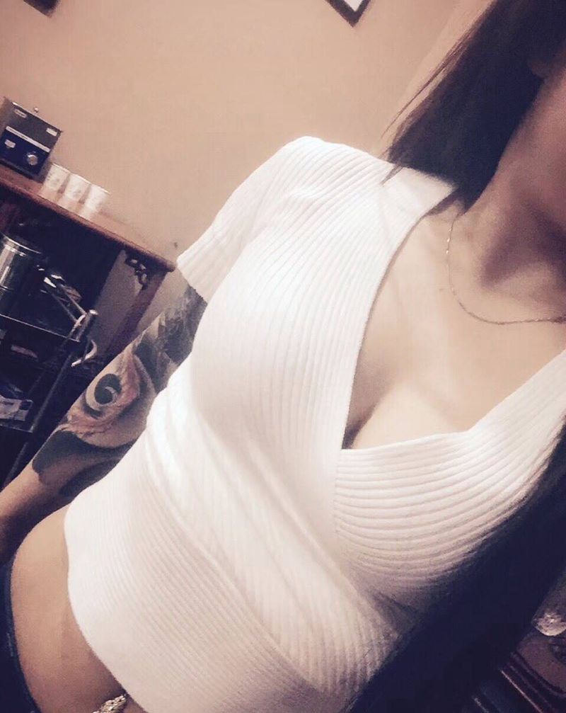 秀脐钉还是花臂～[阴险]纹身图片