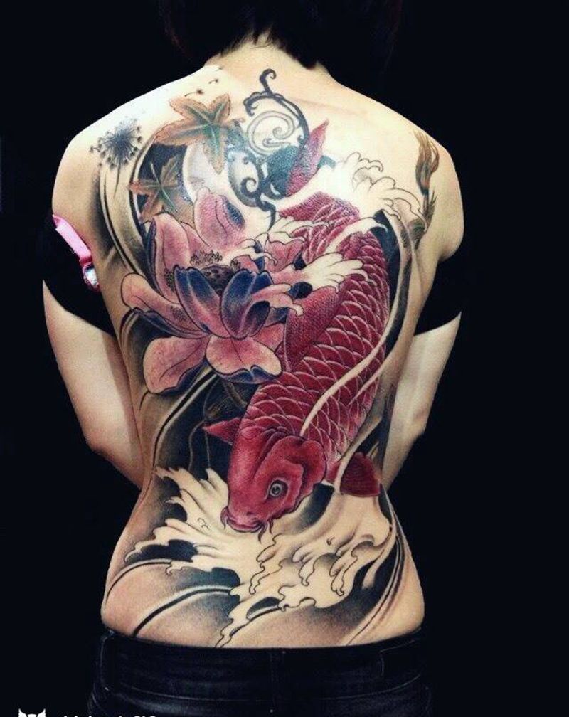 背部锦鲤纹身图片