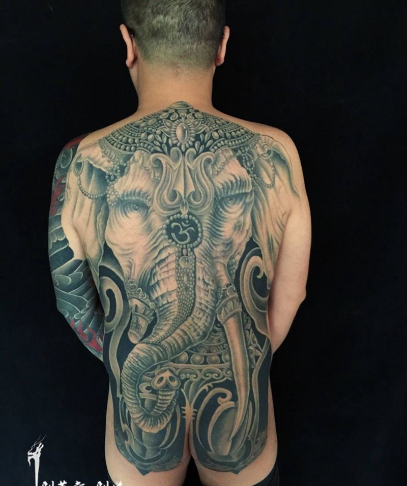 后背恢复两年后  左甲完成80%  右甲设计中～纹身图片_成品腿部臀部腰部传统欧美鬼神动物宗教背部纹身图案