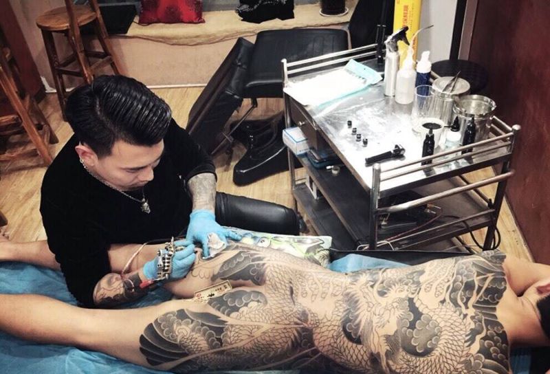 刺艺堂满背进度～纹身图片