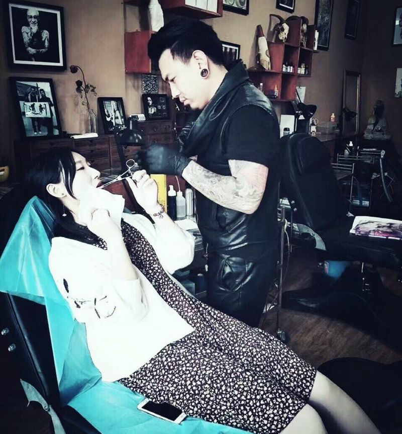 一晃 做穿孔也十多年了～纹身图片