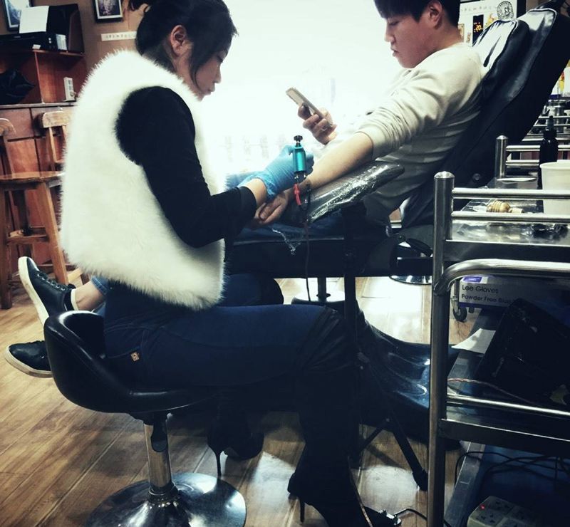 刺艺堂年度劳模～[鼓掌][拥抱][玫瑰]纹身图片