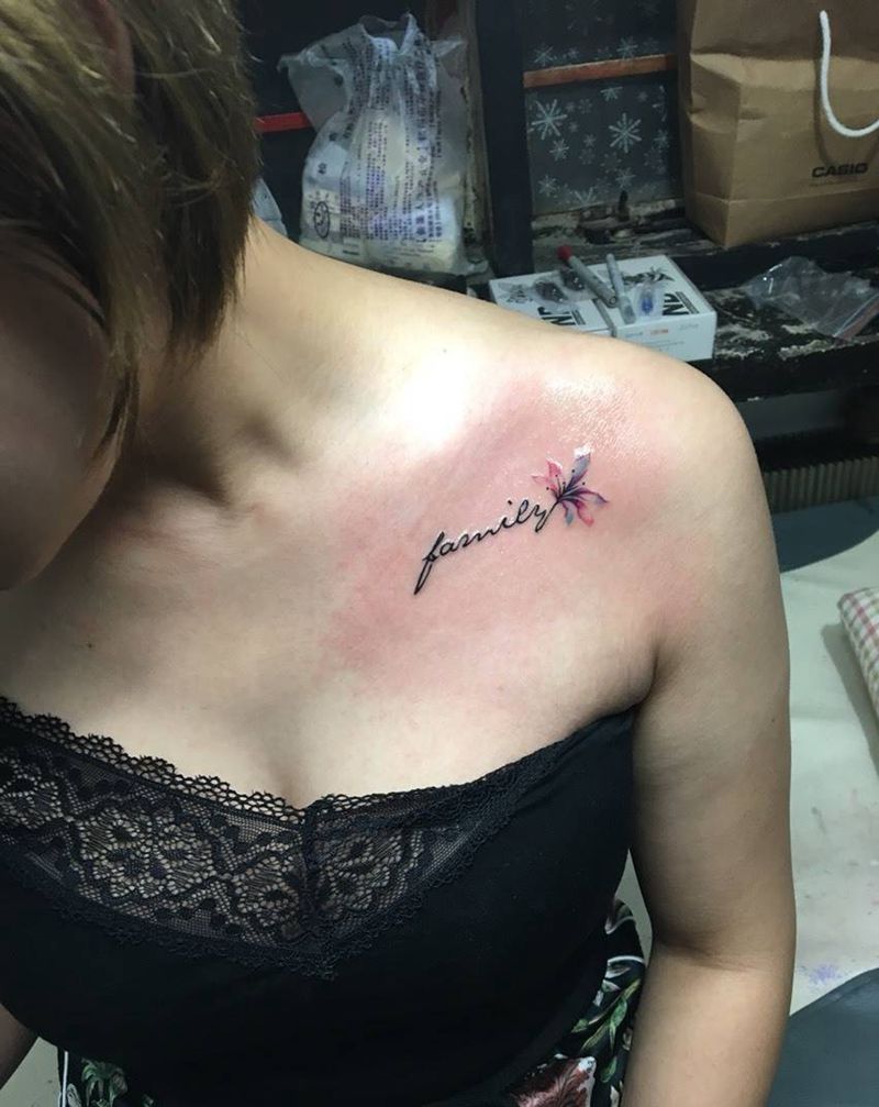 锁骨英文花纹身图片