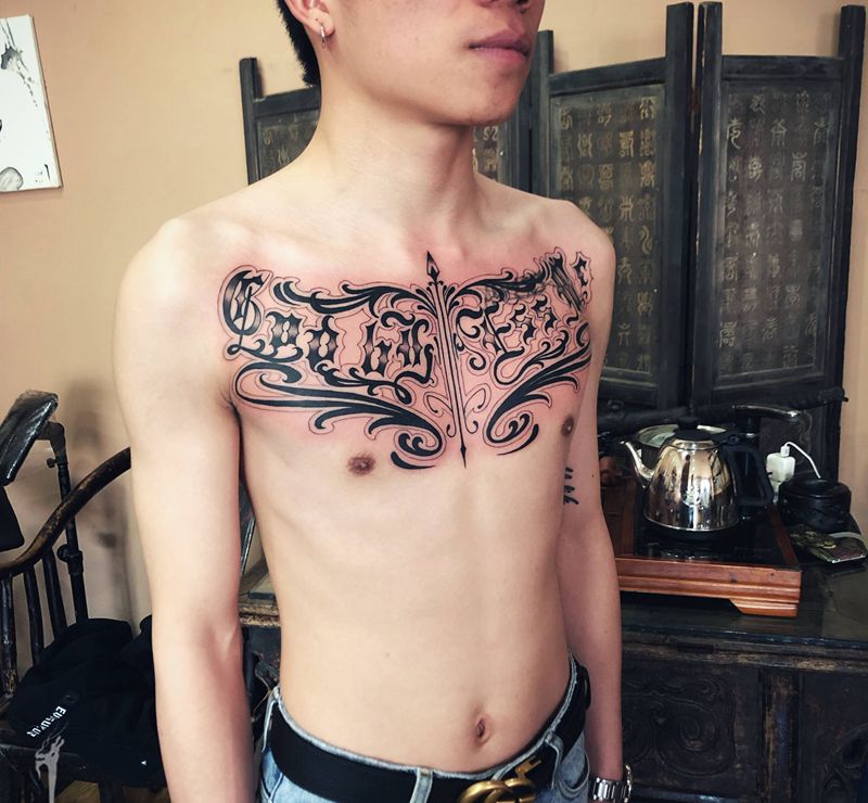字符花胸纹身图片_胸部纹身图案