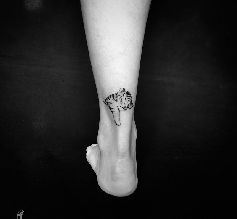 彫茜今日小刺 萌虎～纹身图片_腿部纹身图案