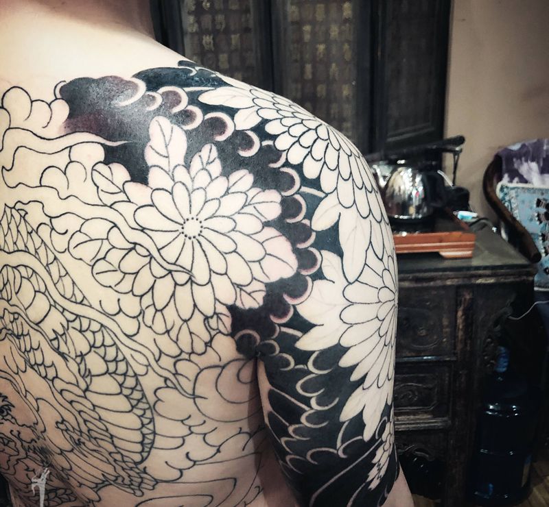 今日进度 右胛打完开后背 考验纹身图片_老传统纹身图案