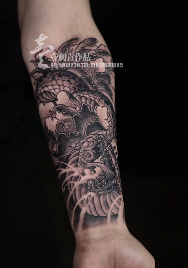 蛇缠牡丹纹身图片