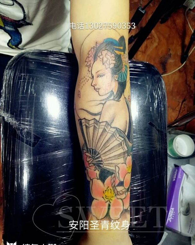 彩色艺姬完成纹身图片