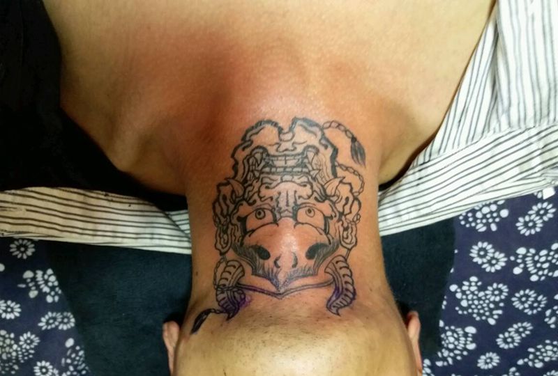 脖子线条完成纹身图片