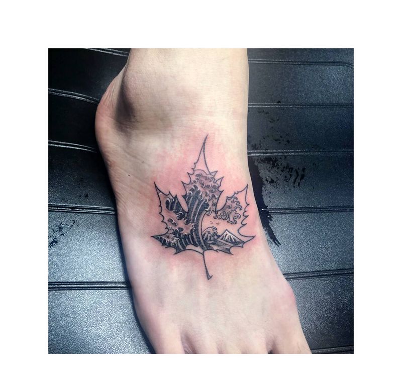 枫叶纹身图片_脚部点刺纹身图案