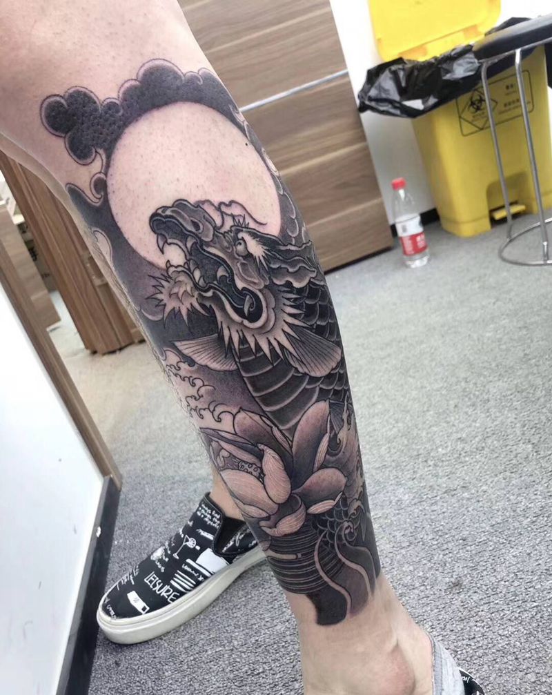 传统 龙鱼纹身图片_腿部手臂纹身图案