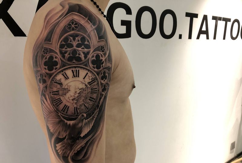 时间 钟表纹身图片_手臂肩部欧美写实New School纹身图案