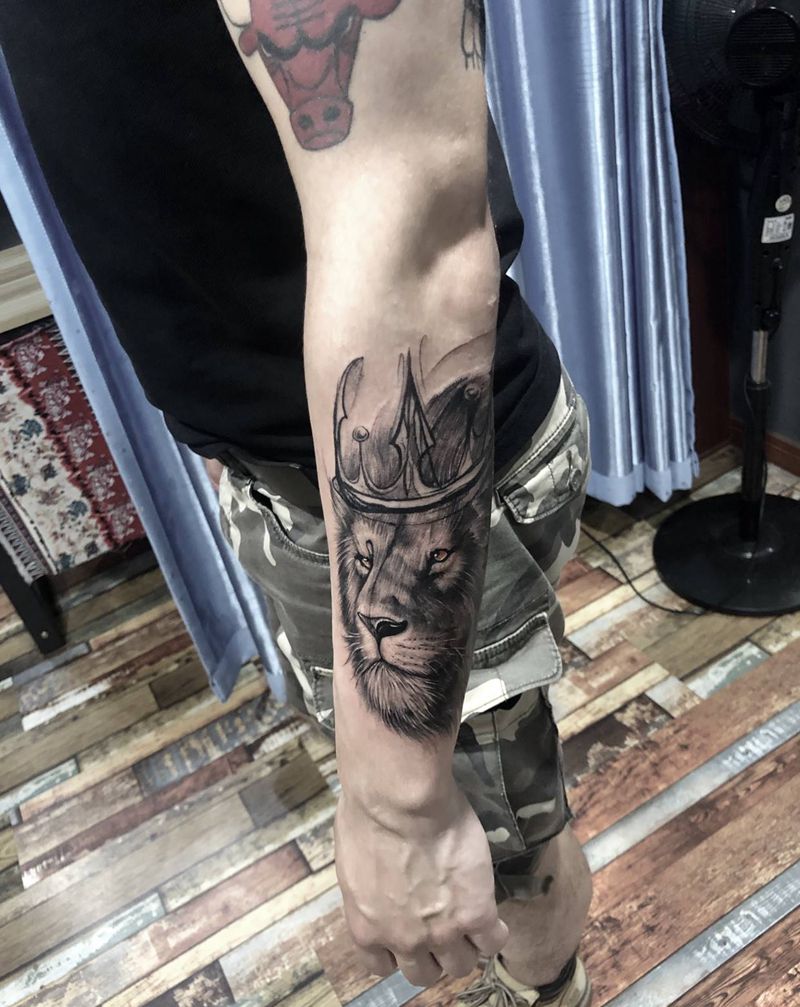 狮子纹身图片_手部欧美写实纹身图案