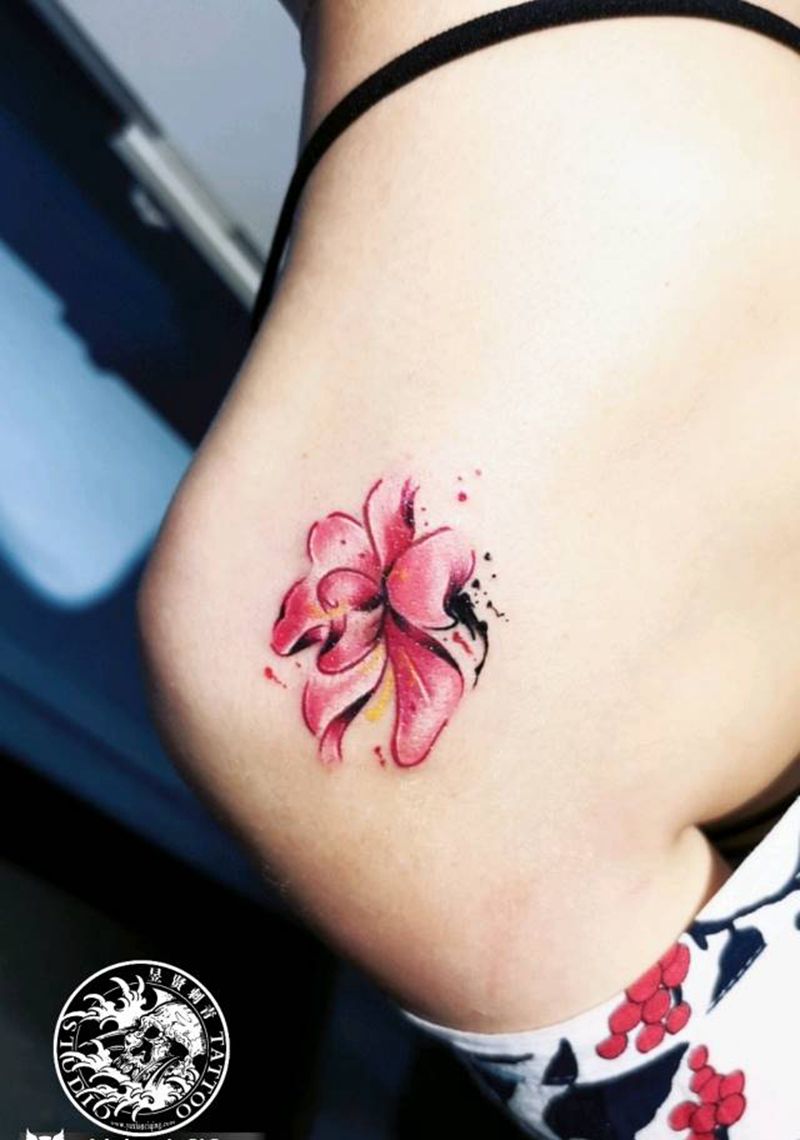 桃花纹身图片_肩部背部水彩水墨清新桃花纹身图案