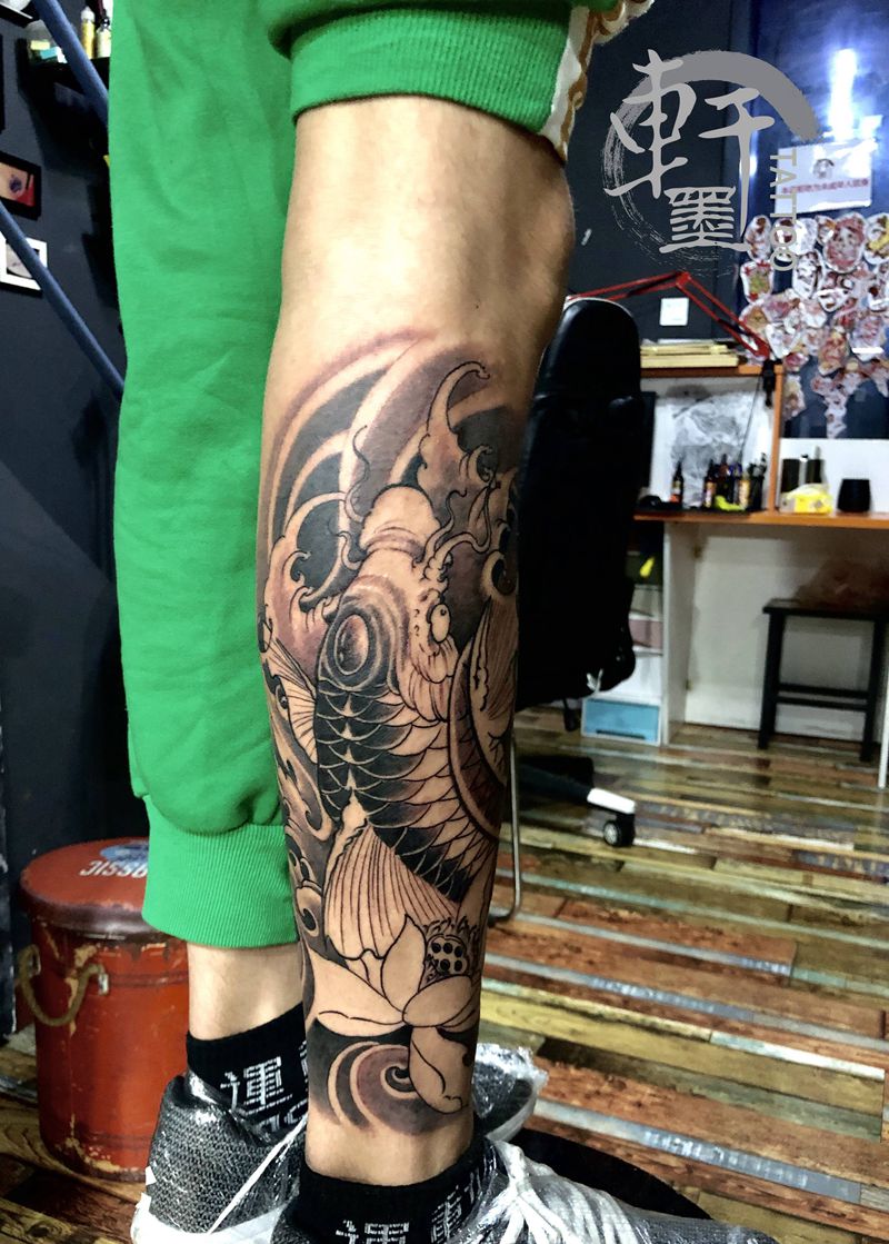 鱼未完纹身图片_腿部新传统纹身图案