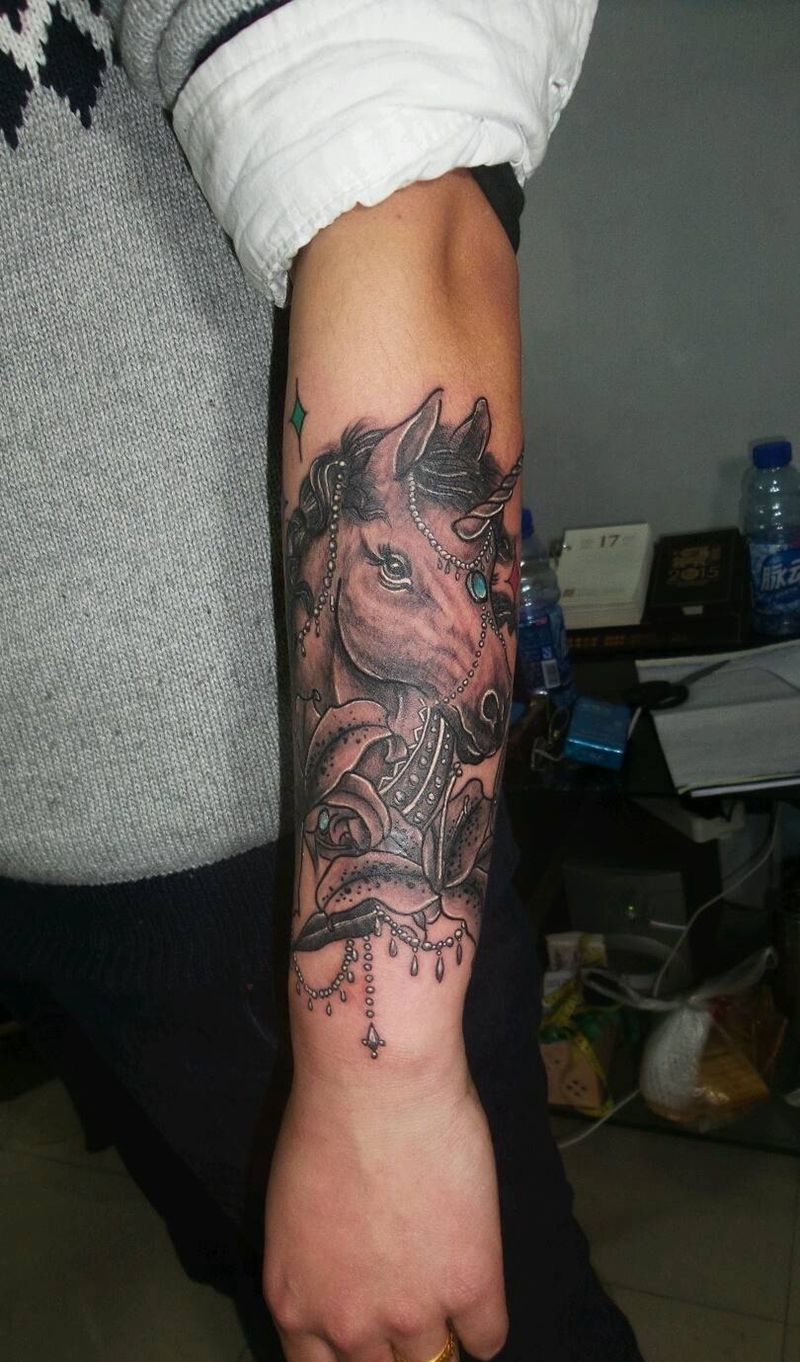 独角兽 恢复前纹身图片_手臂欧美清新动物独角兽成品纹身图案