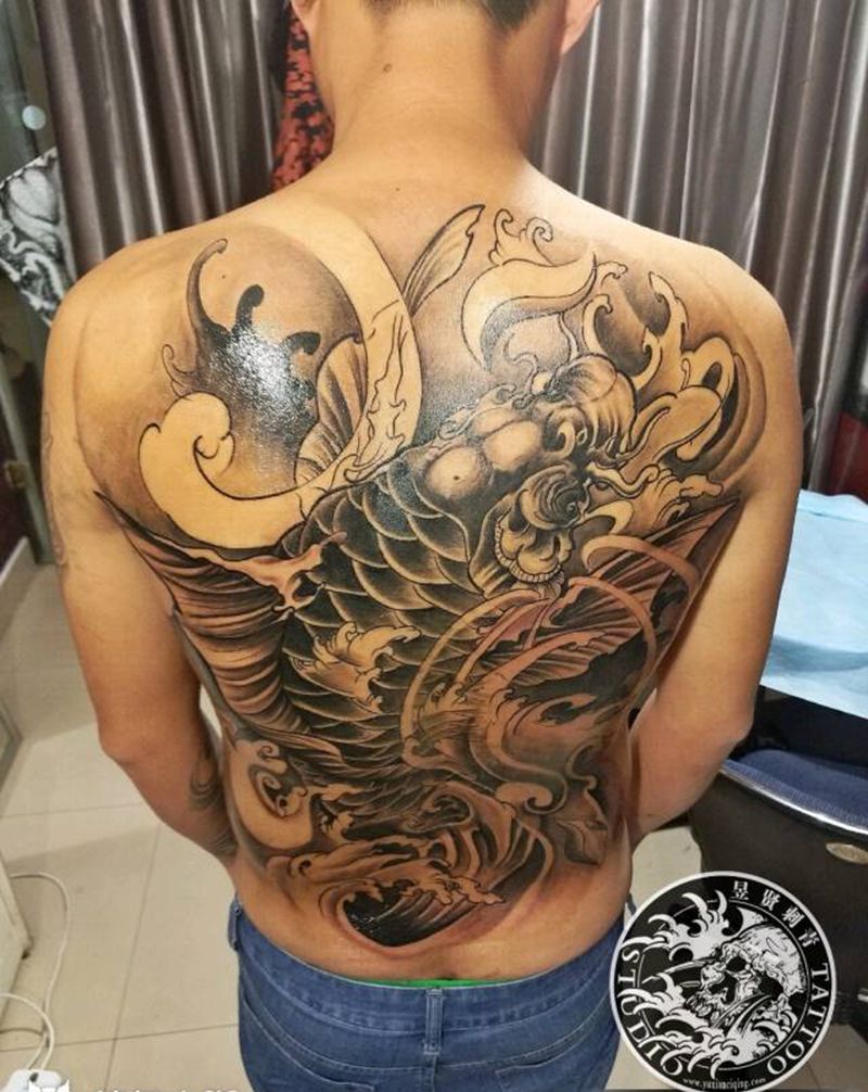 满背鱼纹身图片_背部手臂老传统新传统满背鱼纹身图案