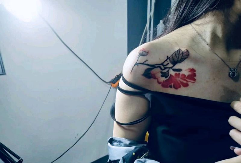 花儿开纹身图片_肩部水彩纹身图案
