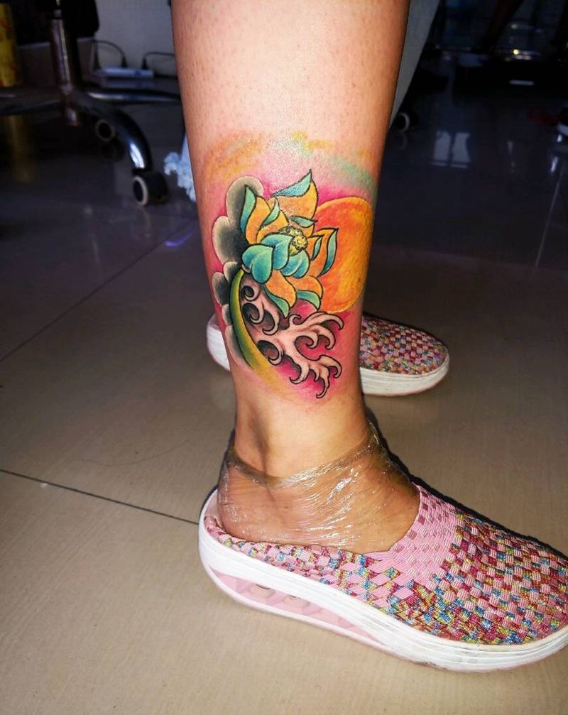 清新荷花纹身图片_腿部传统清新植物荷花成品纹身图案