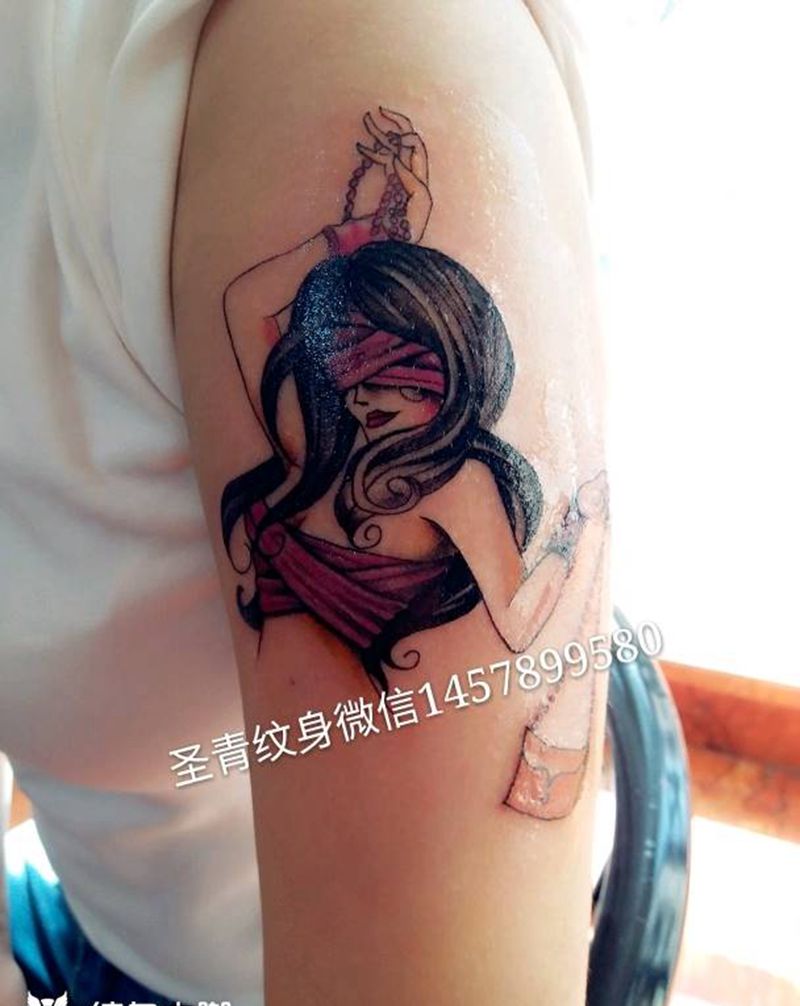 美女完成纹身图片