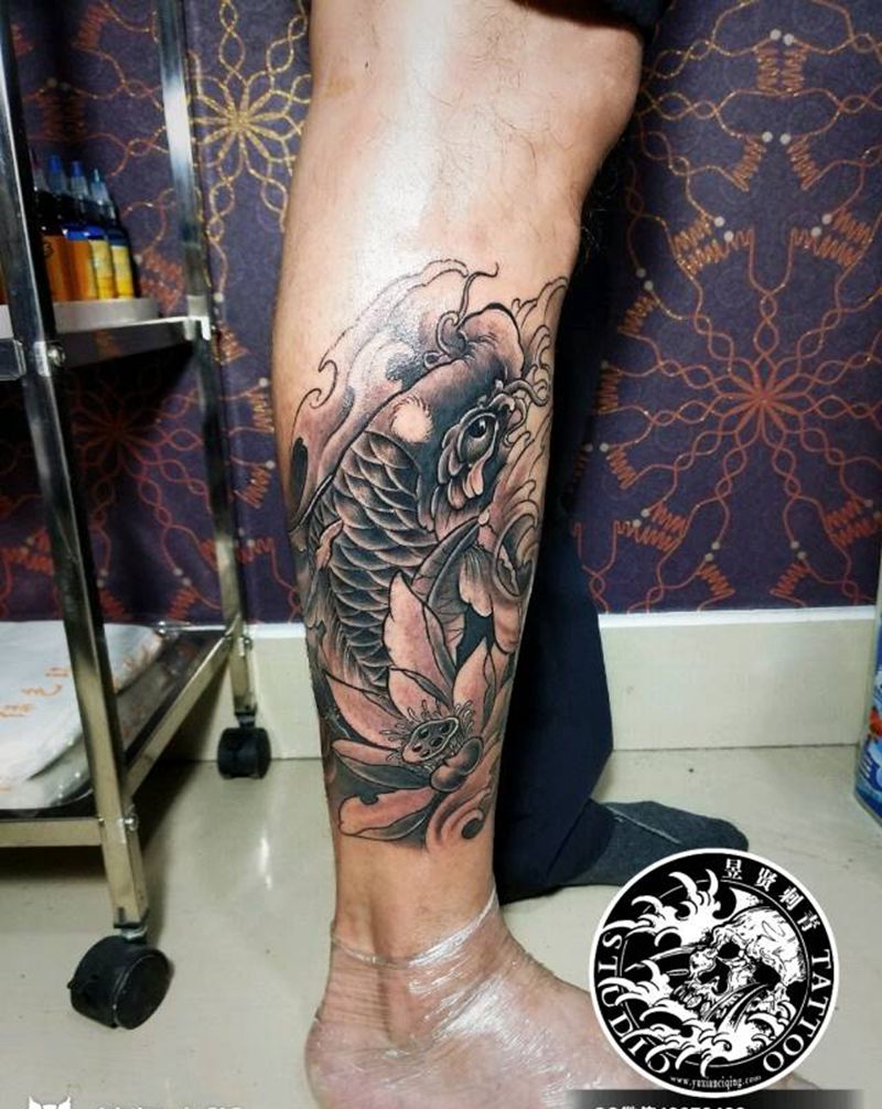 鲤鱼纹身图片_背部腿部新传统老传统鲤鱼纹身图案