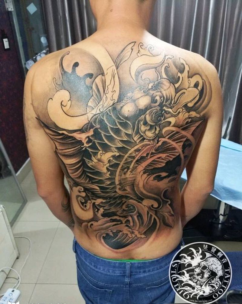 满背鱼纹身图片_背部手臂老传统新传统满背鱼纹身图案