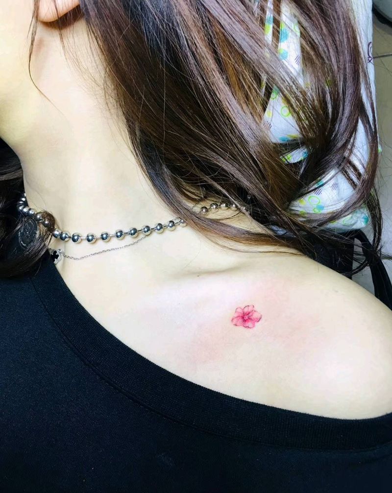 小花纹身图片_肩部水彩纹身图案