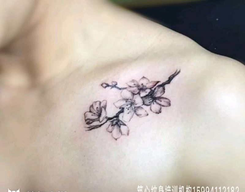 素花纹身图片_胸部纹身图案