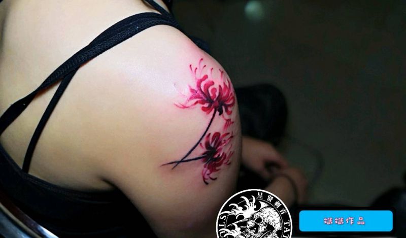 彼岸花纹身图片_肩部彼岸花纹身图案