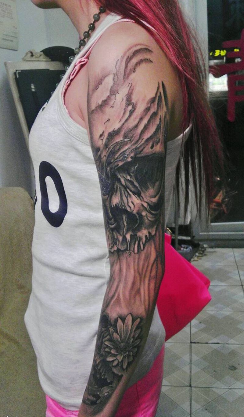 骷髅接花臂纹身图片_肩部胸部腰部手臂腿部欧美植物鬼神骷髅成品纹身图案