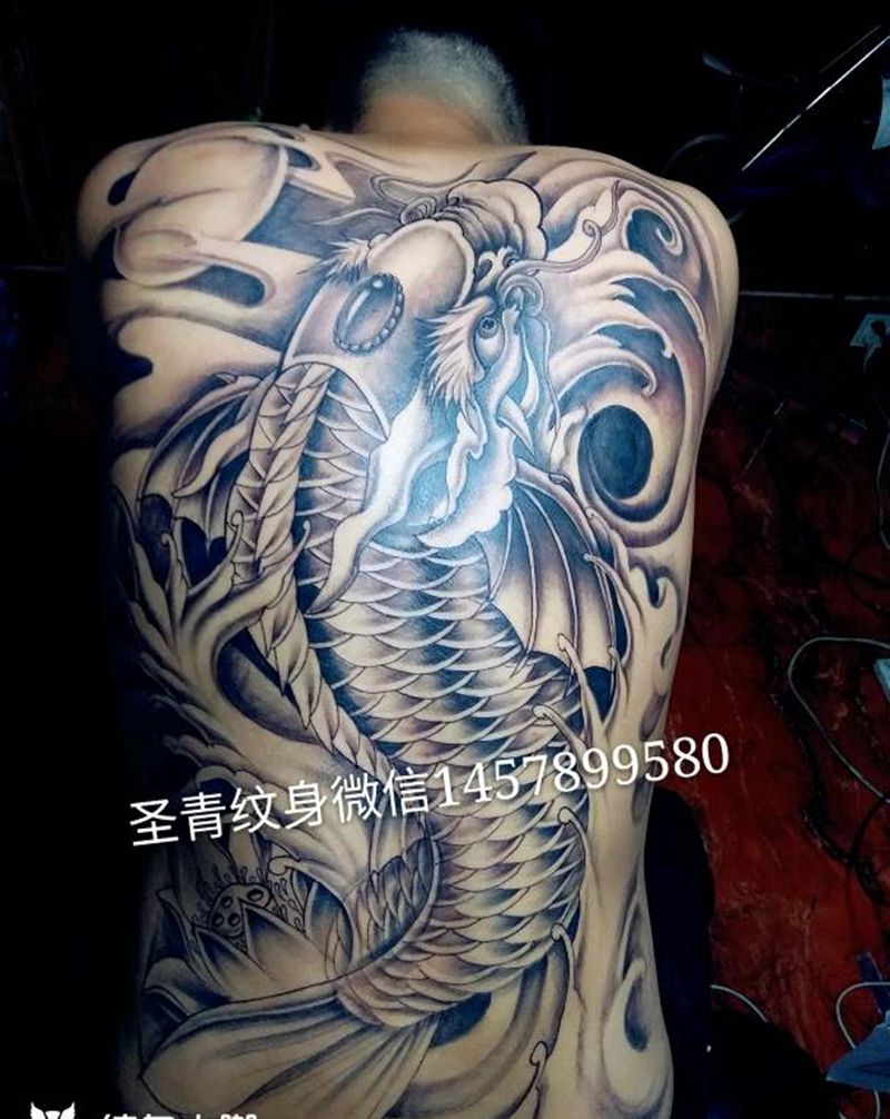 后背鱼完成，喜欢的约我微信纹身图片