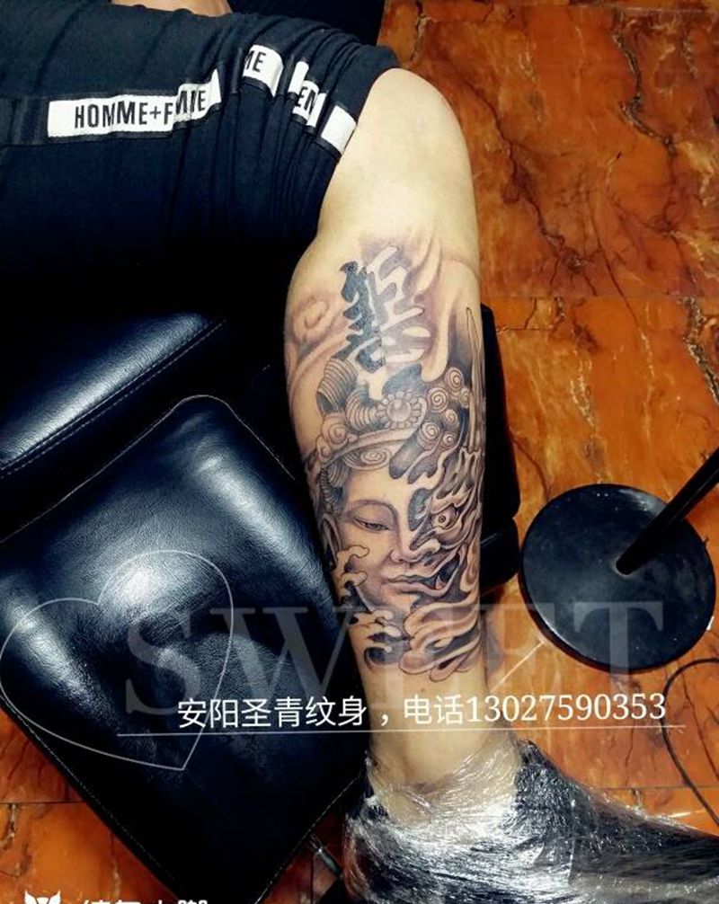 小腿善恶完成纹身图片