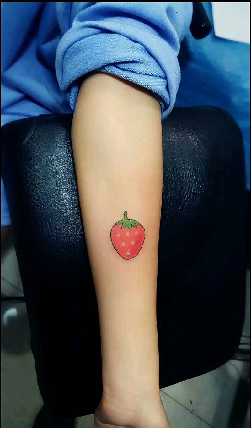 草莓纹身图片