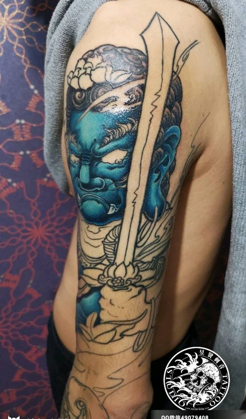 不动明王花臂纹身图片_手臂肩部老传统新传统不动明王重彩花臂纹身图案