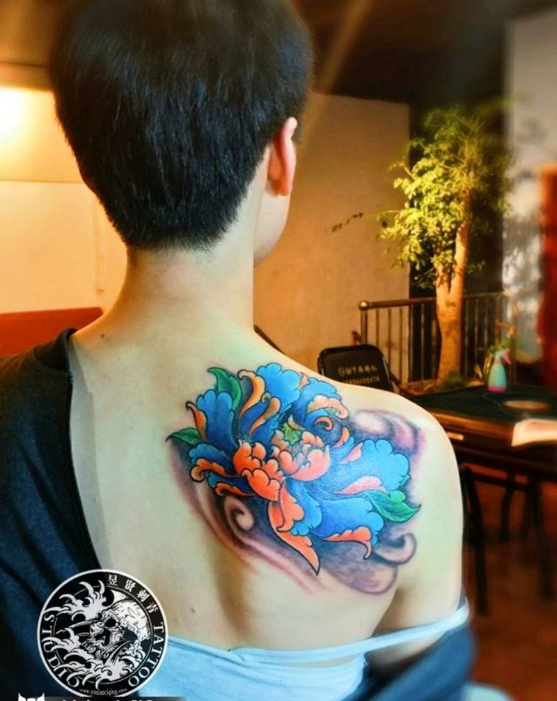 荷花 遮盖图纹身图片_肩部背部新传统水彩彩色荷花纹身图案