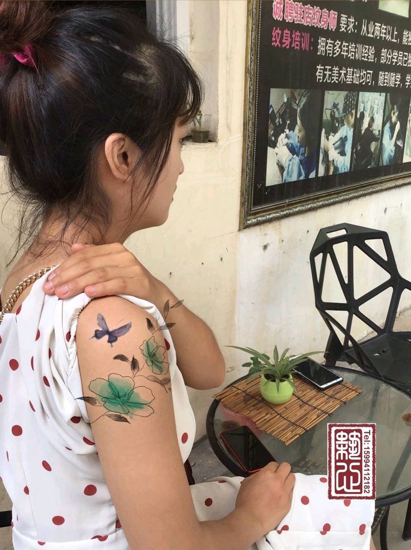 淡雅的花纹身图片_肩部手臂水彩水墨纹身图案