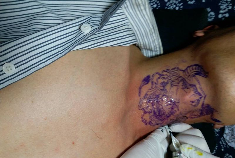 脖子开扎纹身图片