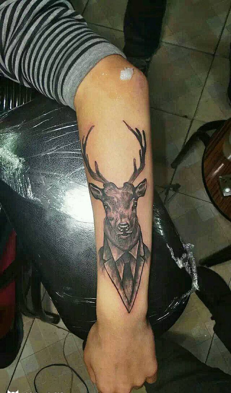 鹿纹身图片_手臂欧美动物成品纹身图案
