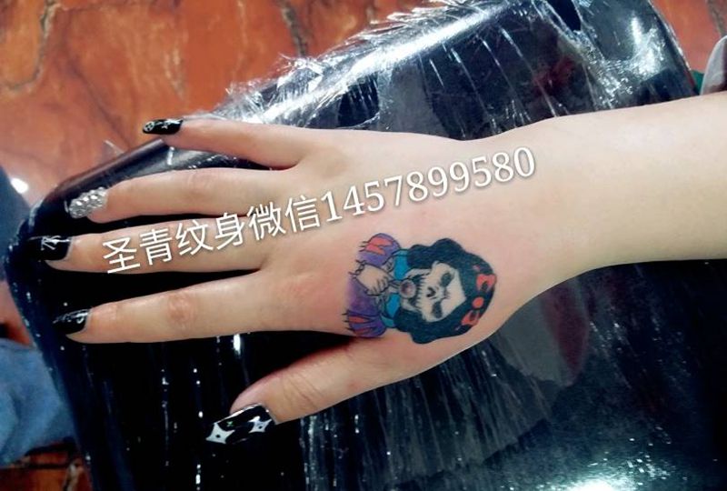 小萝莉完成纹身图片