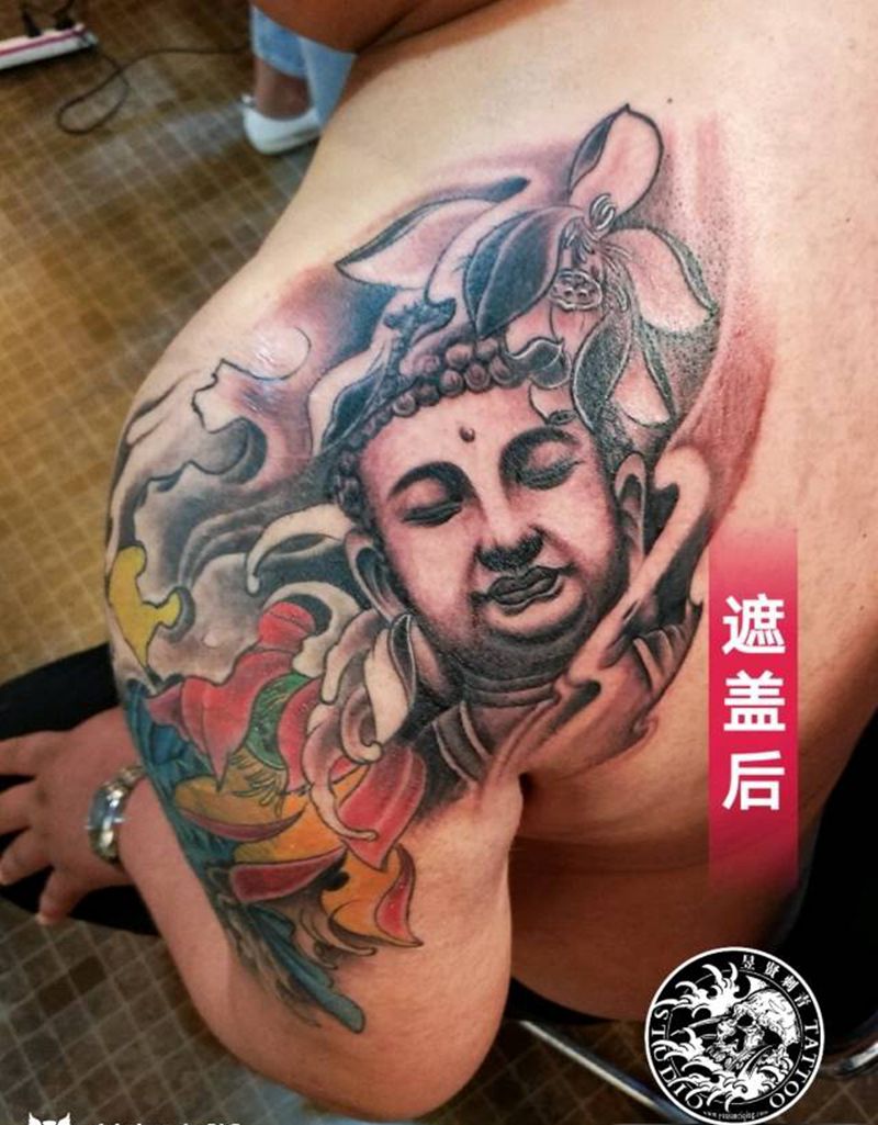 后背半甲佛鱼纹身图片_肩部背部新传统老传统遮盖 佛 鱼彩色重彩纹身图案