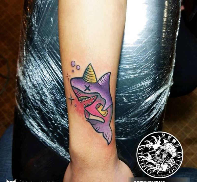 喝乐哈哈的鲨鱼纹身图片_手臂手部Old SchoolNew School鲨鱼school纹身图案