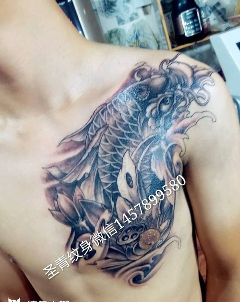 胸口鱼完成纹身图片