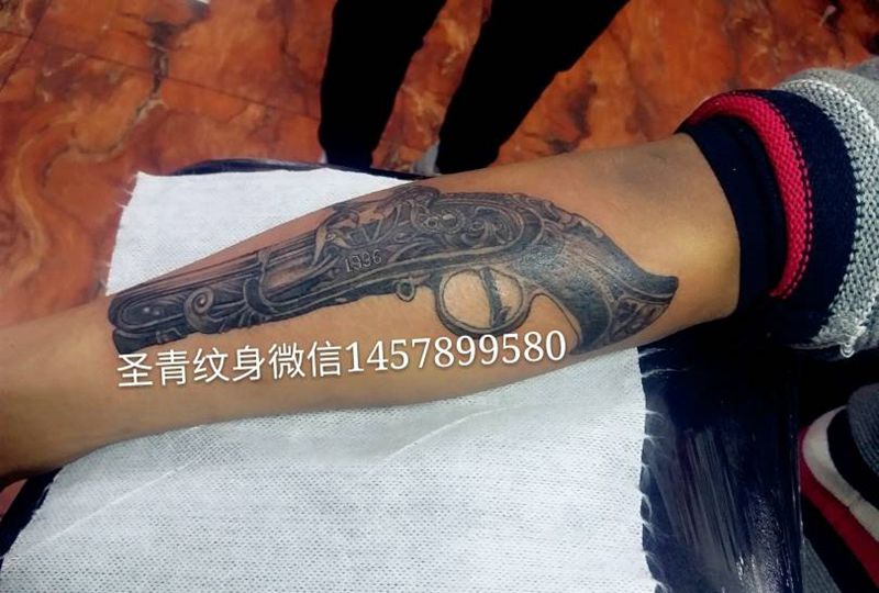 手枪完成纹身图片