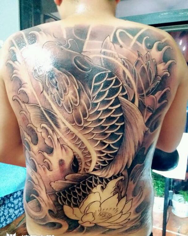 满背鱼完成纹身图片