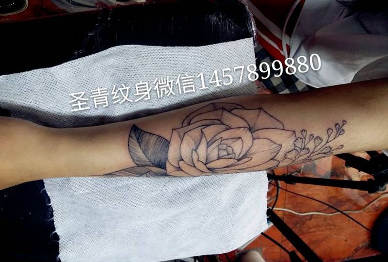 小臂黑灰花完成纹身图片