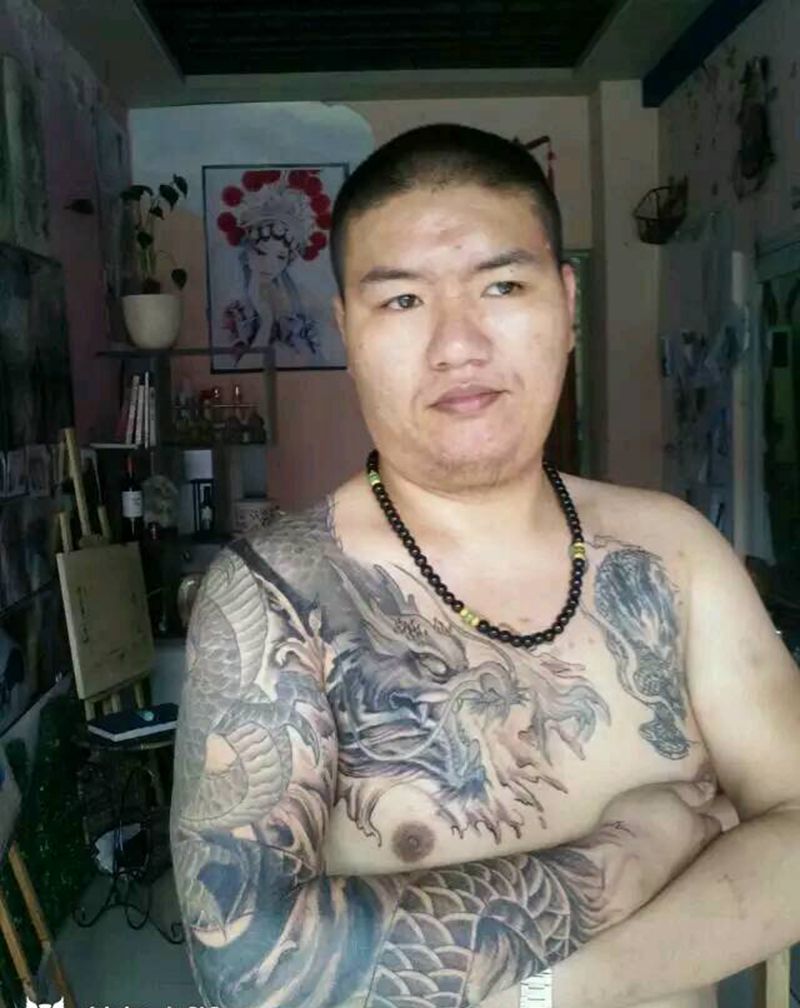 盘胳膊过肩龙纹身图片