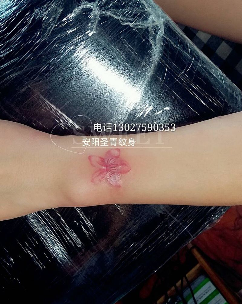 给顾客设计，遮盖疤痕的小花完成纹身图片