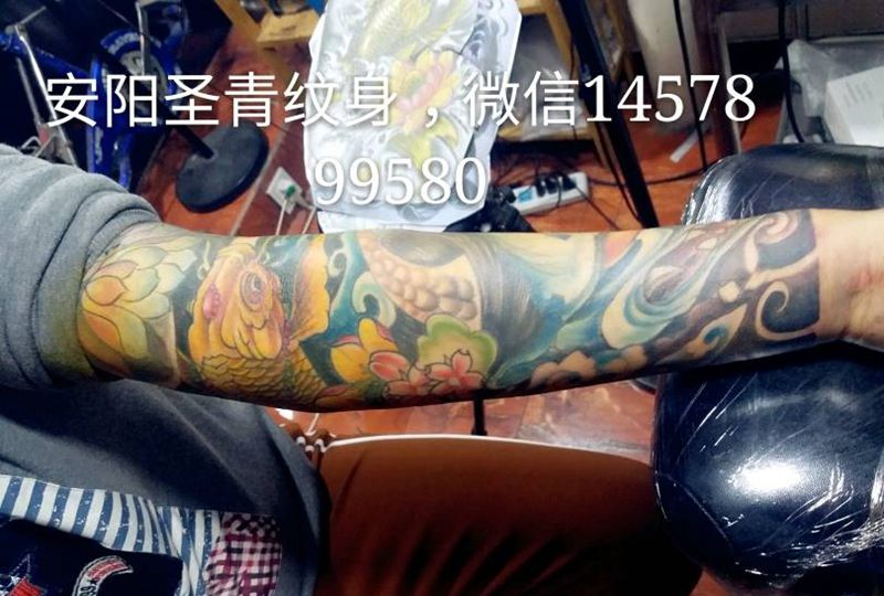 彩色画臂完成纹身图片