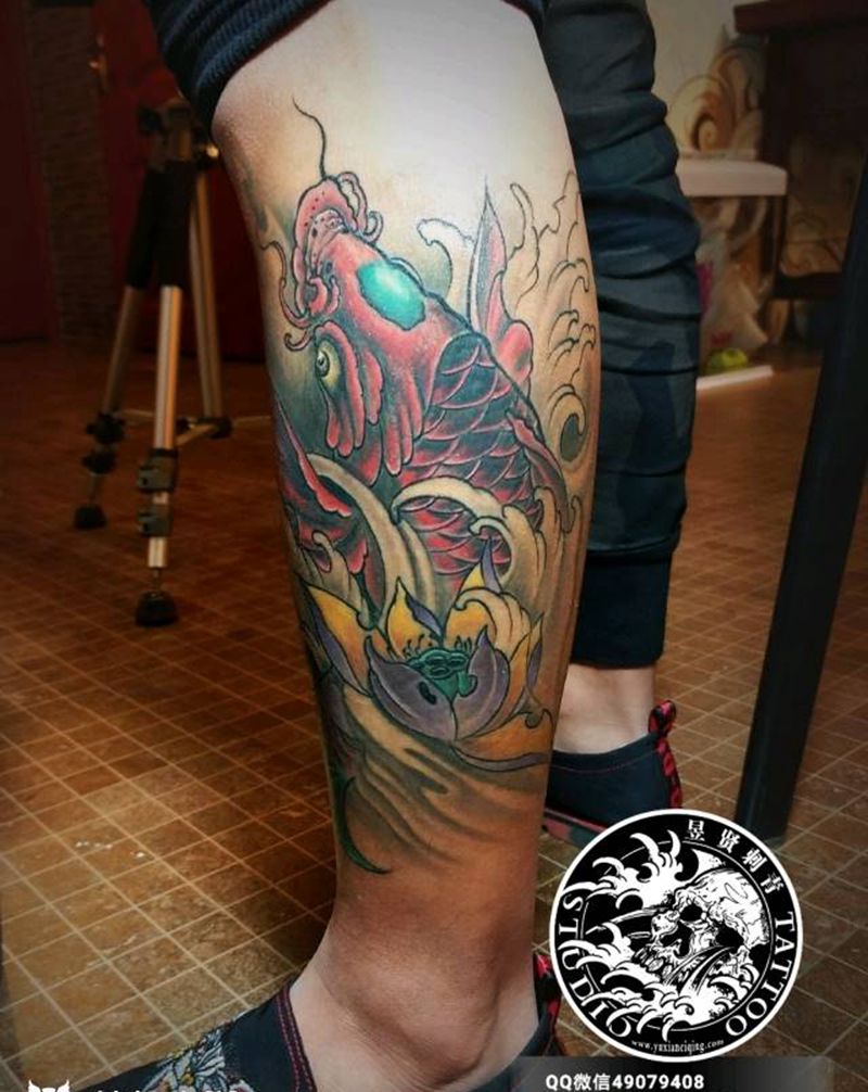 鱼纹身图片_腿部手臂新传统老传统彩色鱼 荷花纹身图案