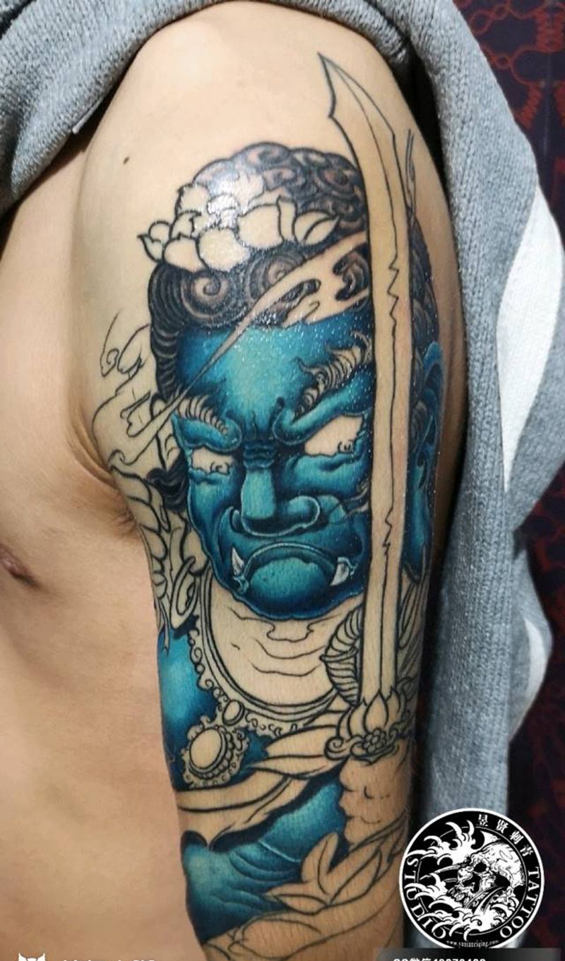 不动明王重彩花臂纹身图片_肩部手臂老传统新传统不动明王重彩花臂纹身图案